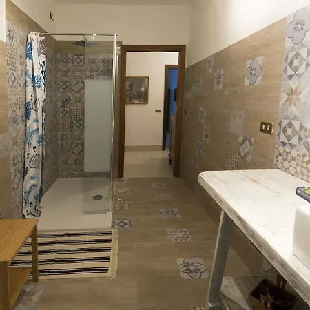 לינה וארוחת בוקר Lella